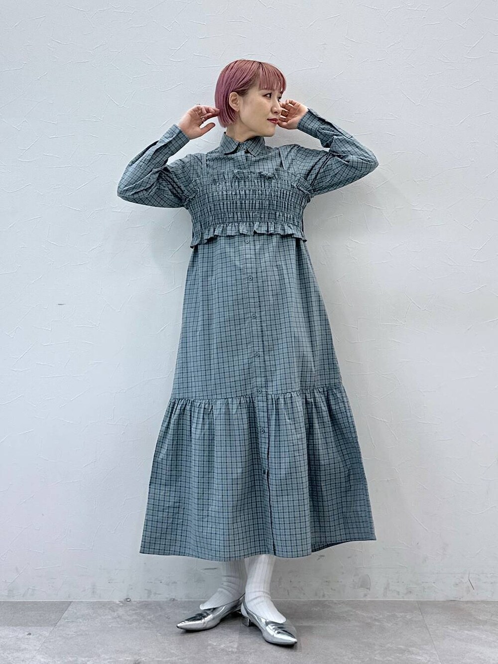 ブルー系のシャツワンピースを着用したレディースの冬コーディネートの3枚目の写真