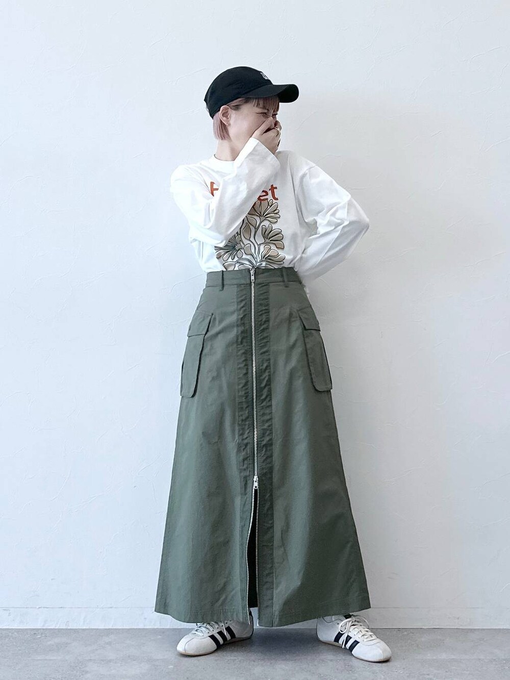 「RAGEBLUEのフロントプリント/グラフィックロンT（Tシャツ/カットソー、ホワイト系）」を使った、たけおさん（レディース・157cm）の春コーディネートの3枚目の写真