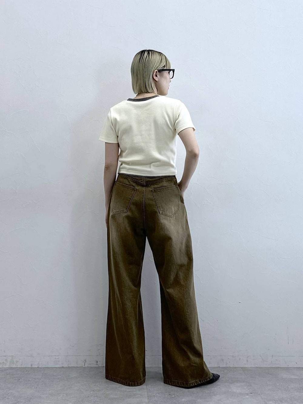 ブラウン系のデニムパンツ、ホワイト系のTシャツ/カットソー、ブラック系のベルトを着用したレディースの夏コーディネートの5枚目の写真