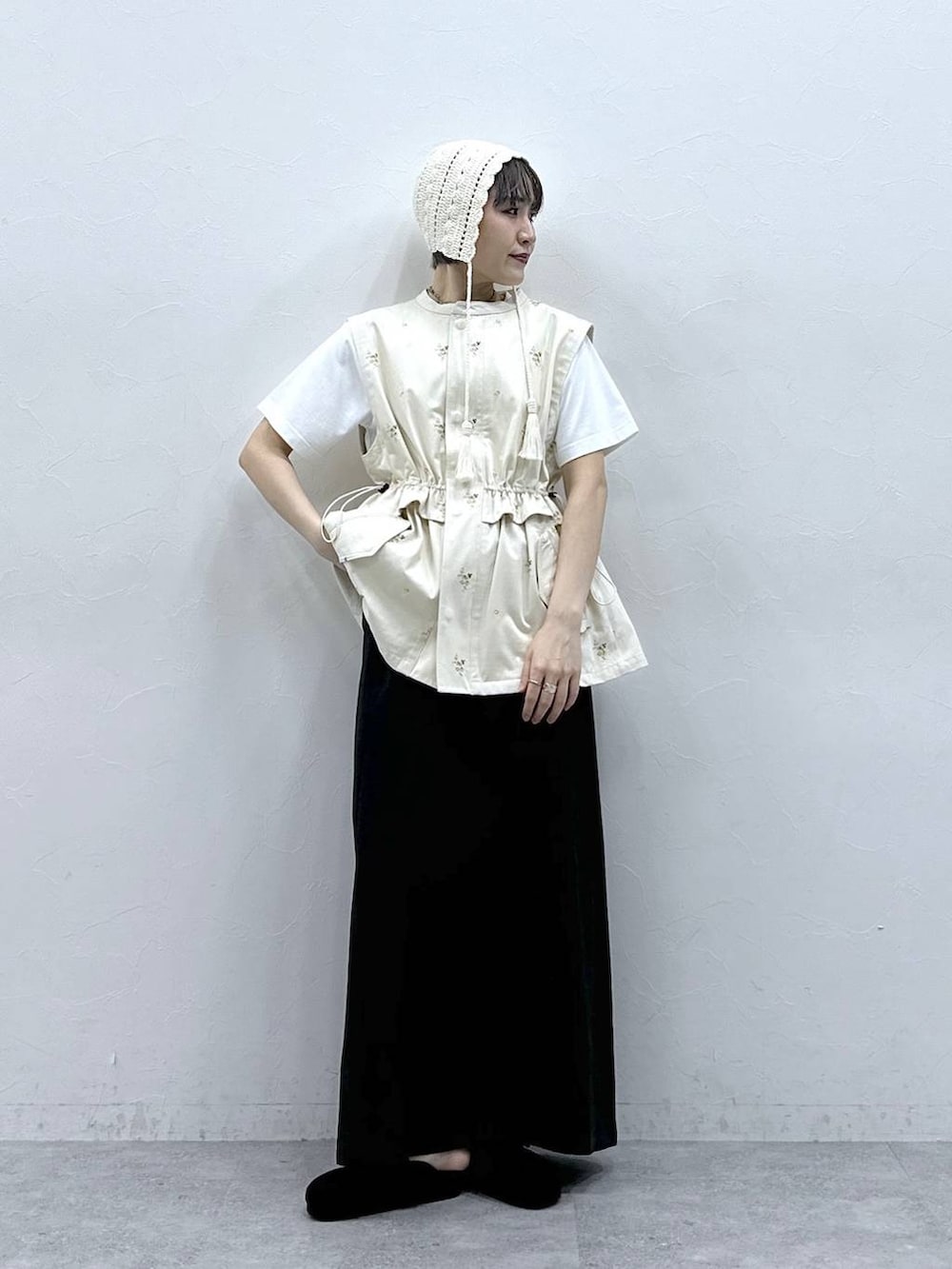 ブラック系のモカシン/デッキシューズ、ブラック系のスカート、ホワイト系のTシャツ/カットソーを着用したレディースの春コーディネートの3枚目の写真