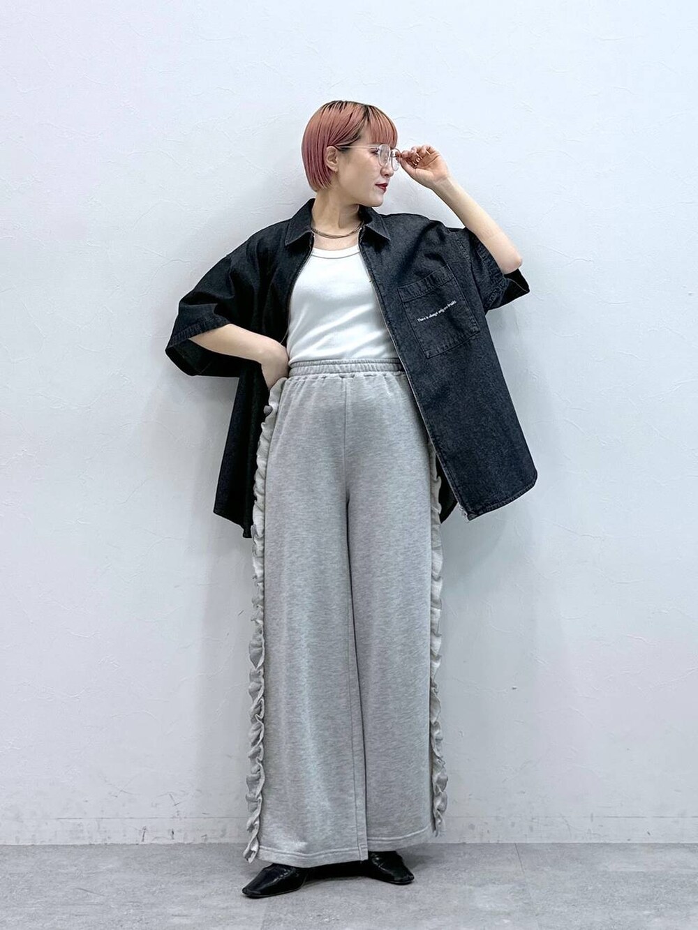 グレー系のスウェットパンツ、ホワイト系のタンクトップ、ブラック系のメガネを着用したレディースの春コーディネートの3枚目の写真