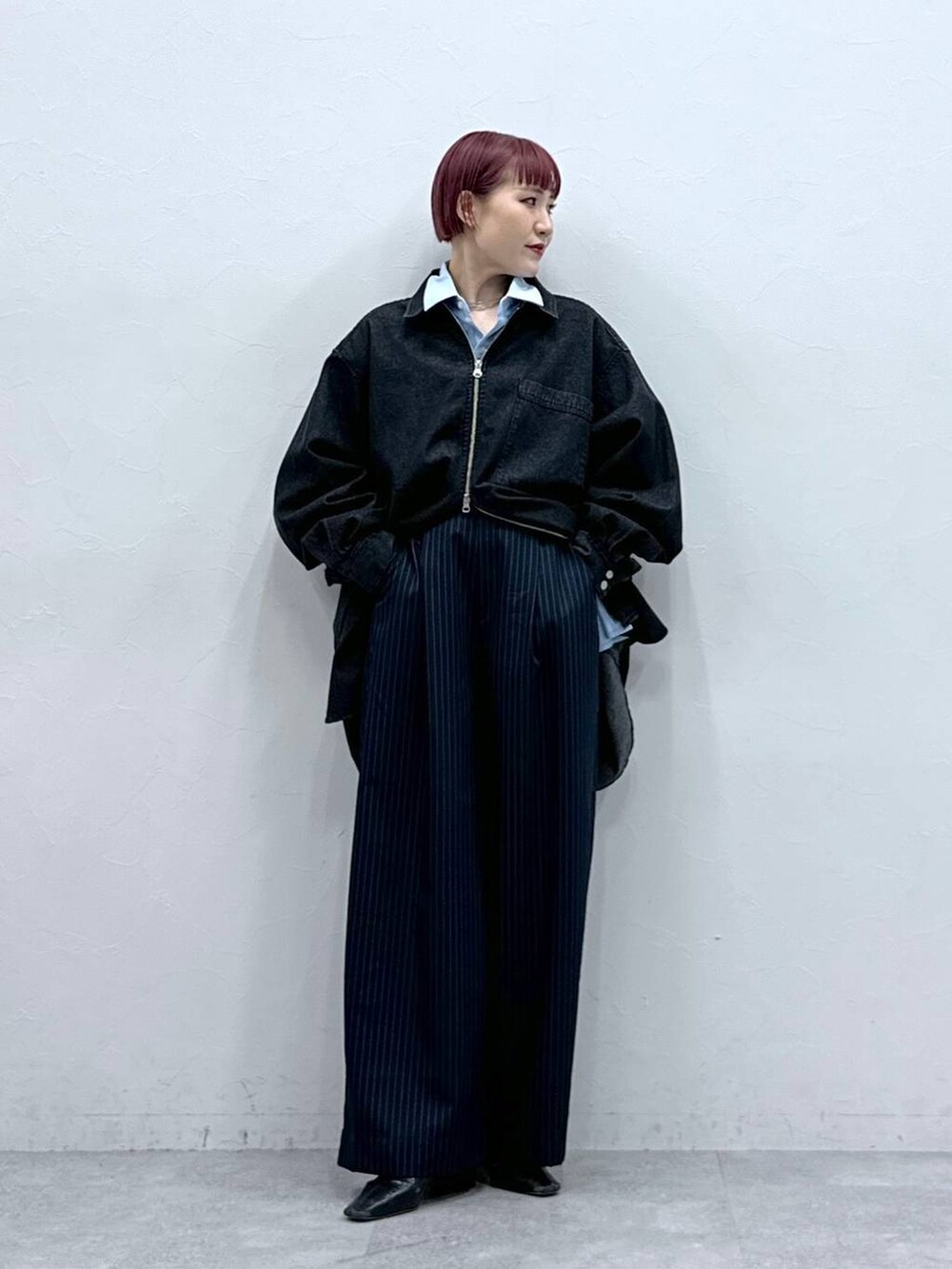 ブラック系のシャツ/ブラウス、ブルー系のスラックス、ブルー系のシャツ/ブラウスを着用したレディースの春コーディネートの3枚目の写真