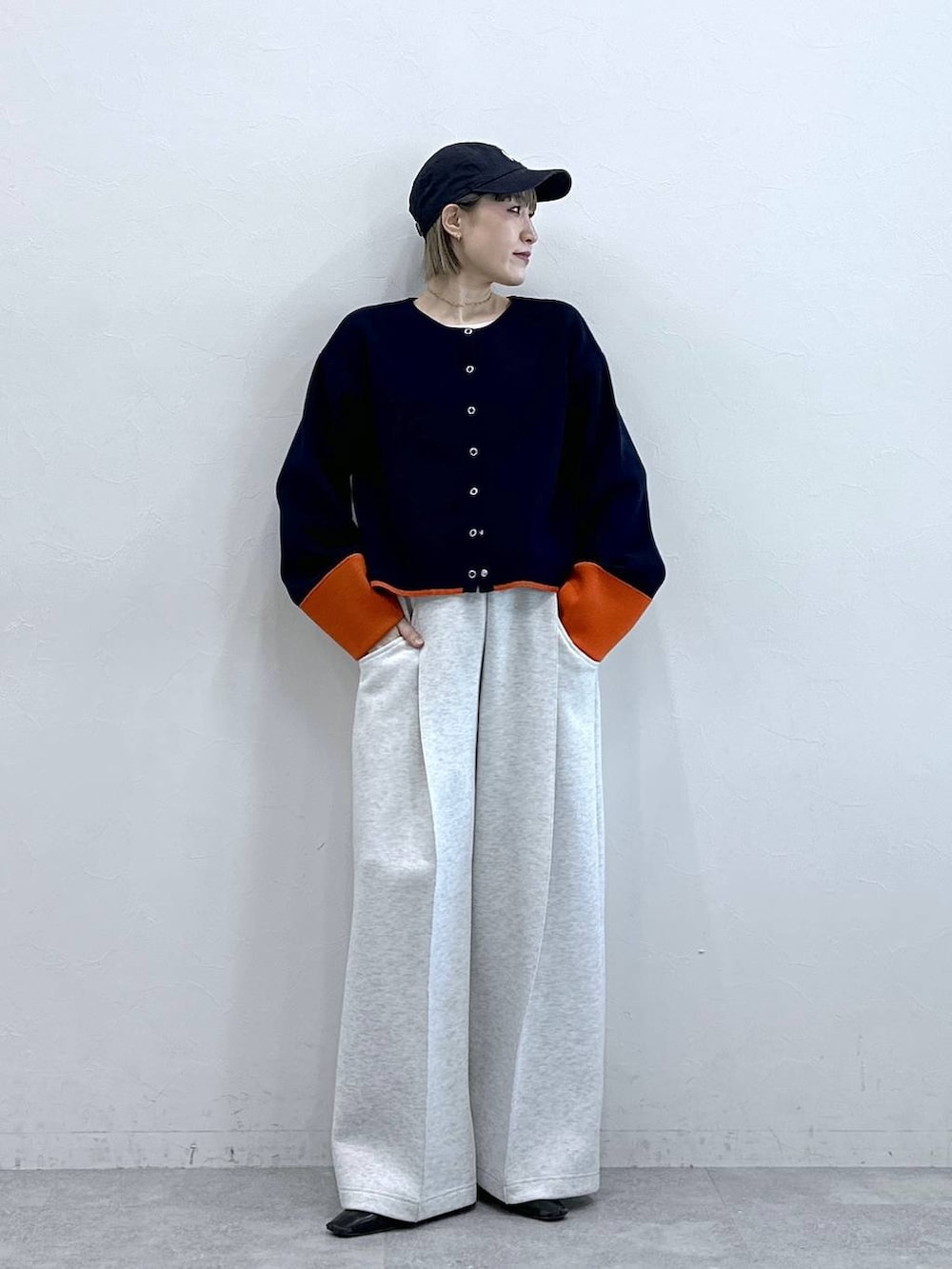 ホワイト系のスウェットパンツ、ブルー系のカーディガン/ボレロを着用したレディースの冬コーディネートの2枚目の写真