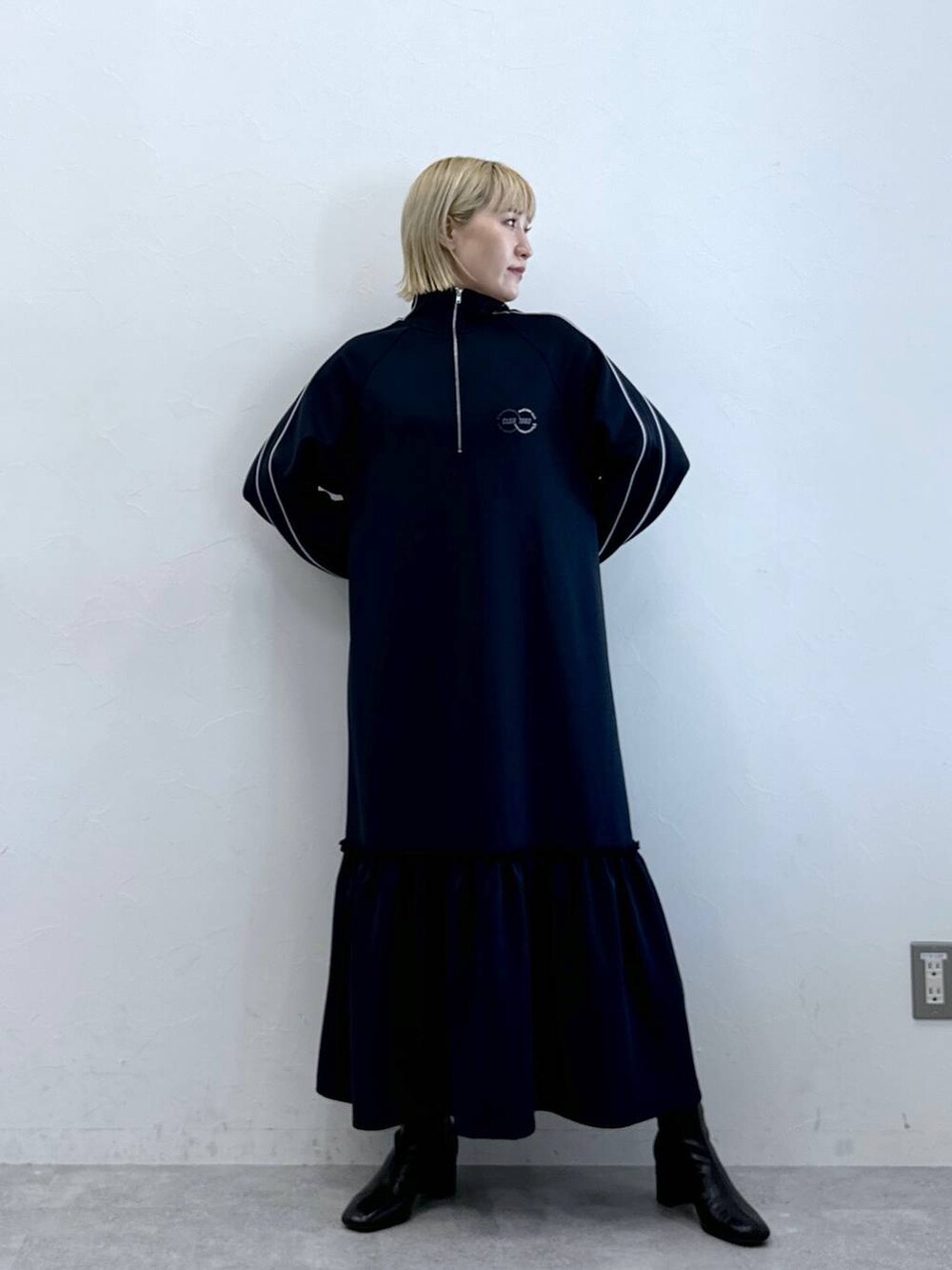 ブルー系のワンピースを着用したレディースの夏コーディネートの2枚目の写真