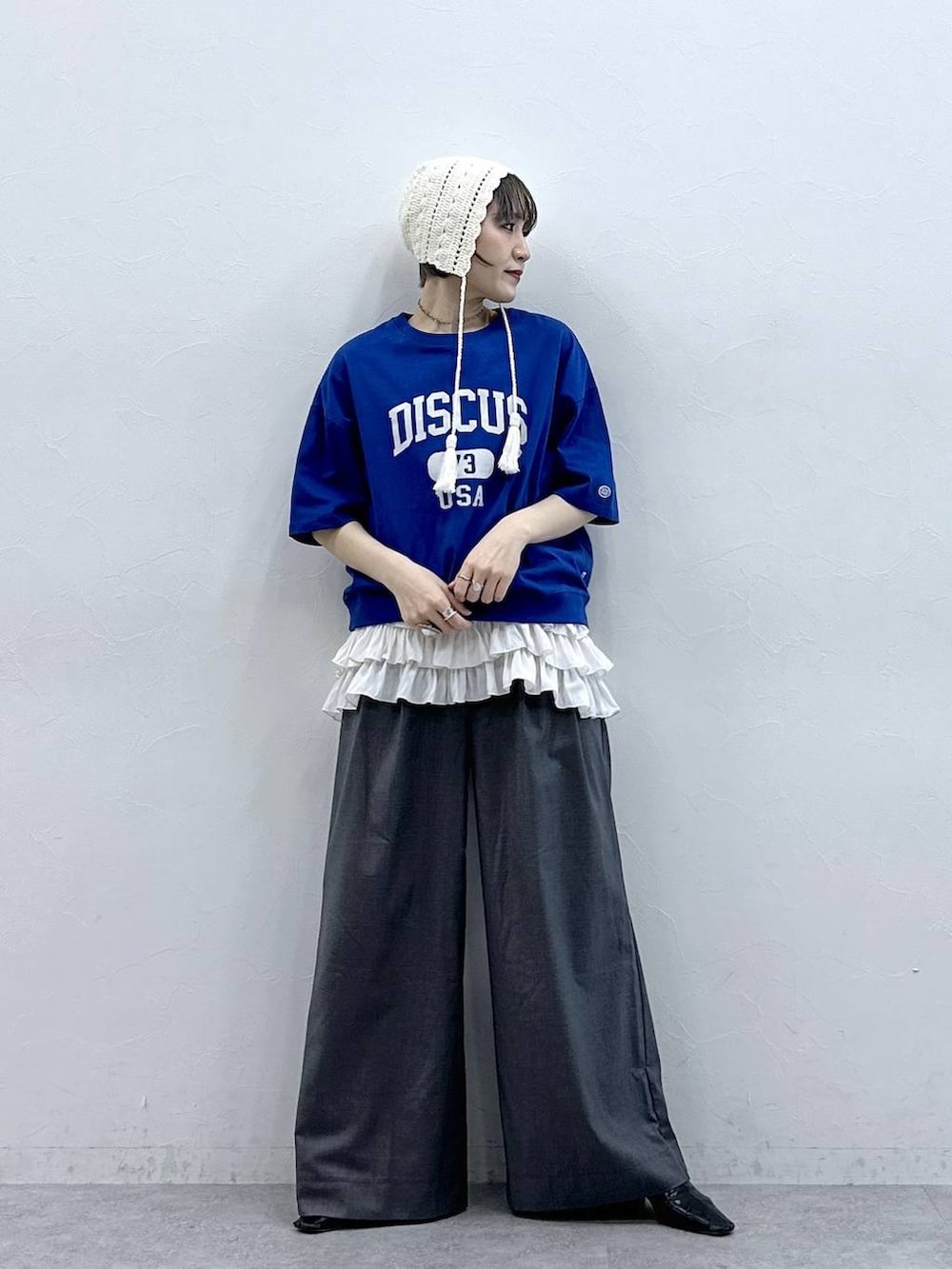 ホワイト系のキャミソール、ブルー系のTシャツ/カットソー、グレー系のスラックスを着用したレディースの春コーディネートの3枚目の写真