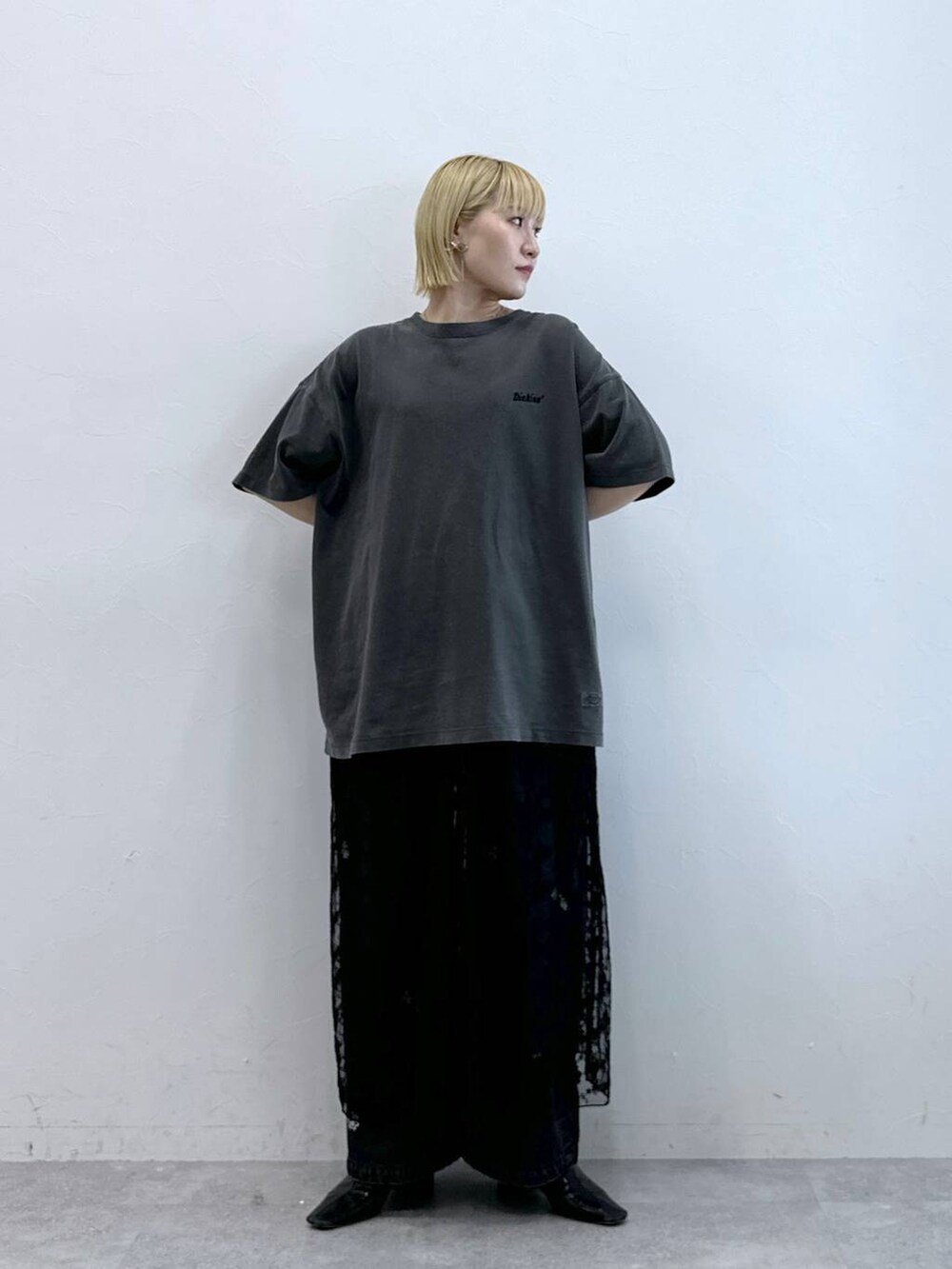 その他のデニムパンツ、ブラック系のTシャツ/カットソー、ブラック系のワンピースを着用したレディースの夏コーディネートの3枚目の写真