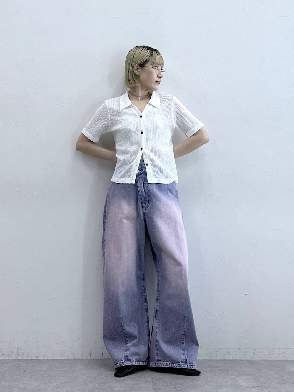 ピンク系のデニムパンツ、ホワイト系のポロシャツを着用したレディースの夏コーディネートの2枚目の写真
