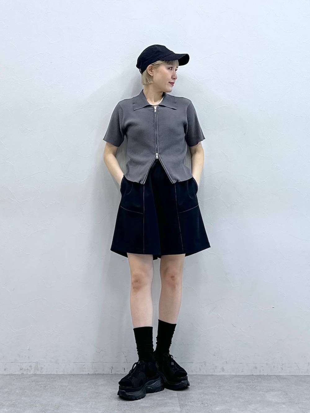 「RAGEBLUEの＜セットアップ対応＞TRステッチショートパンツ/ハーフパンツ（スラックス、ブルー系）」を使った、たけおさん（レディース・157cm）の夏コーディネートの4枚目の写真
