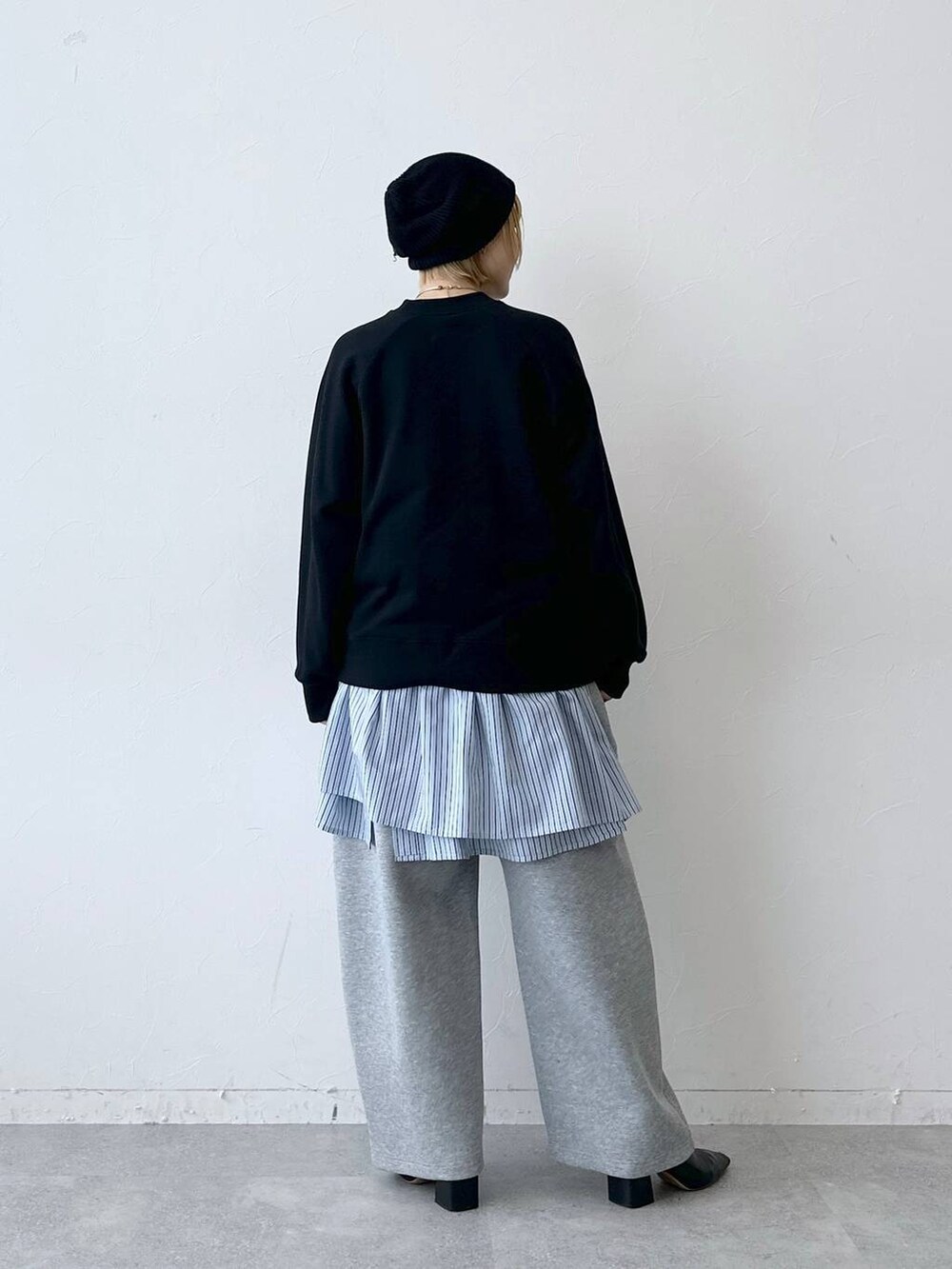 ブラック系のスウェット、グレー系のスウェットパンツ、ブルー系のTシャツ/カットソーを着用したレディースの冬コーディネートの5枚目の写真