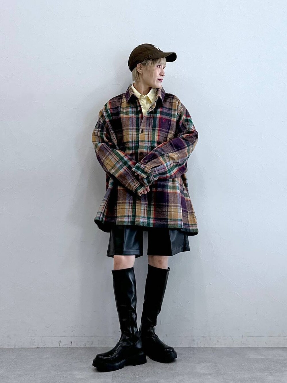 パープル系のシャツ/ブラウス、ブラック系のブーツ、ブラック系のスラックスを着用したレディースの秋コーディネートの5枚目の写真