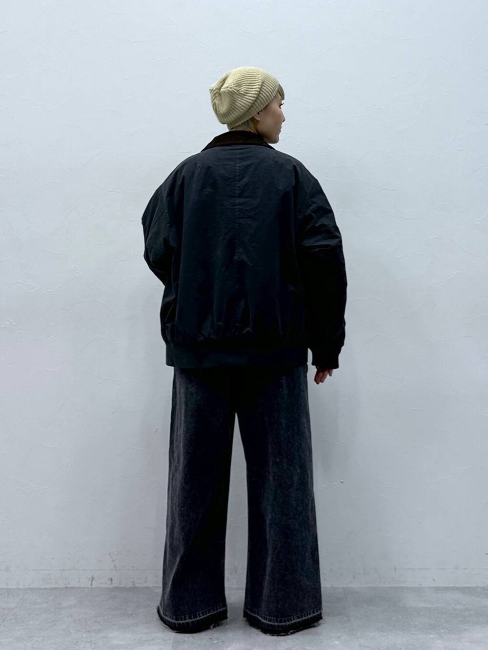 その他のTシャツ/カットソー、ブラック系のサロペット/オーバーオール、ブラック系のブルゾンを着用したレディースの秋コーディネートの5枚目の写真