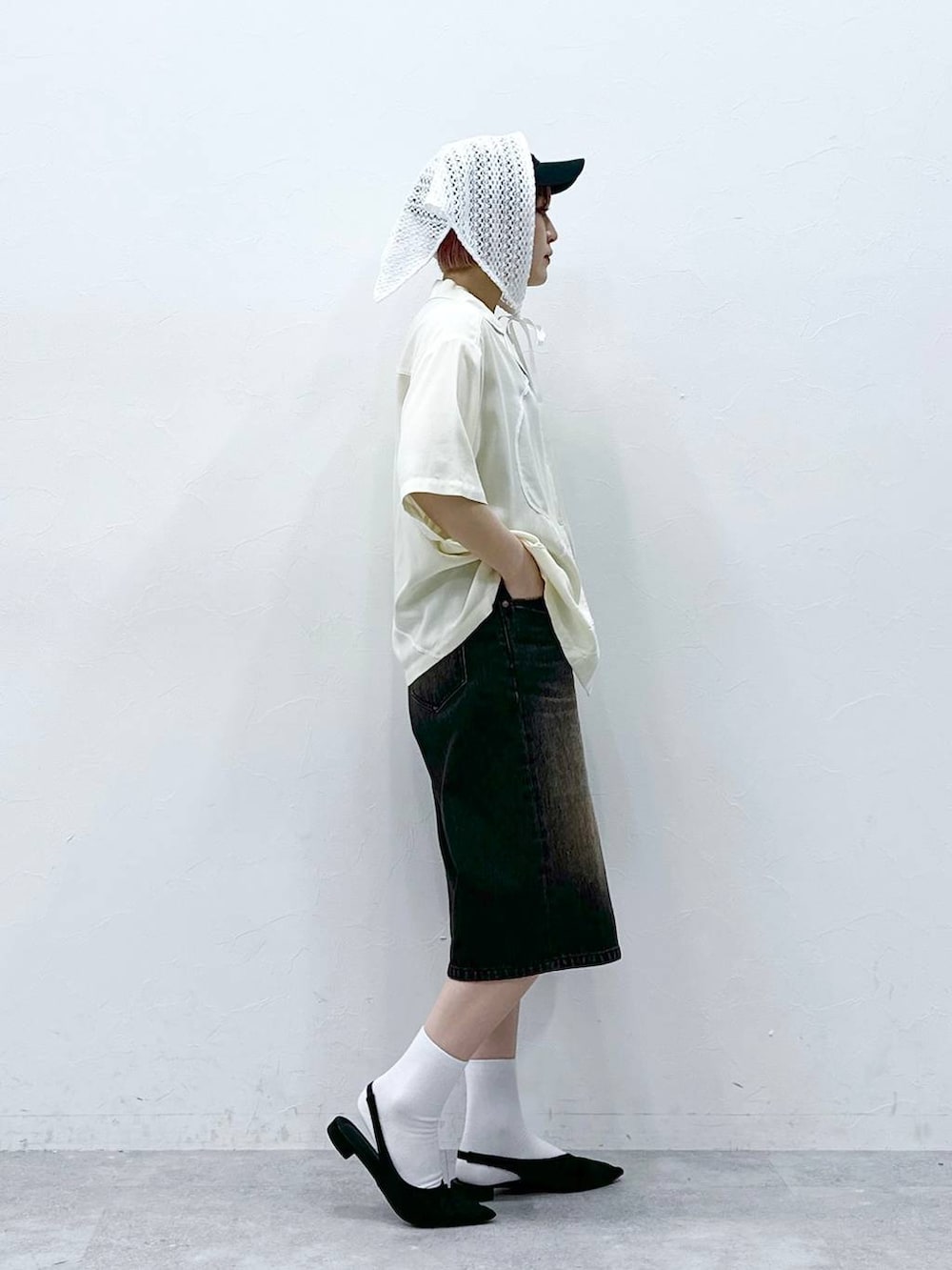 ブラック系のデニムパンツ、ホワイト系のシャツ/ブラウスを着用したレディースの春コーディネートの4枚目の写真
