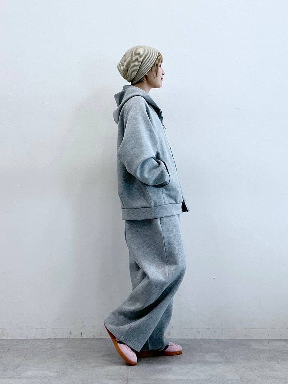 ホワイト系のTシャツ/カットソー、グレー系のパーカー、グレー系のスウェットパンツを着用したレディースの秋コーディネートの5枚目の写真