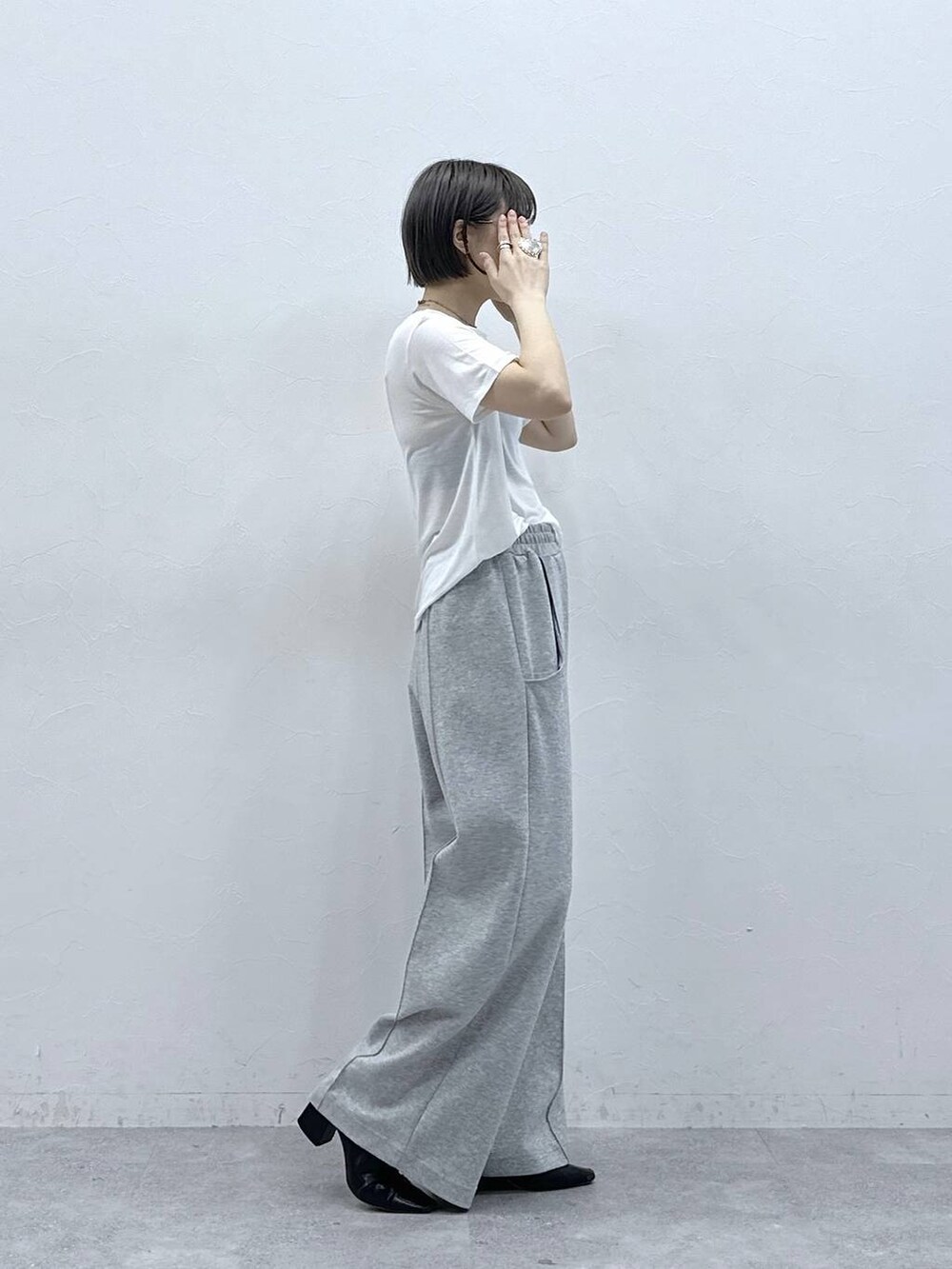 グレー系のスウェットパンツ、ホワイト系のTシャツ/カットソーを着用したレディースの春コーディネートの4枚目の写真