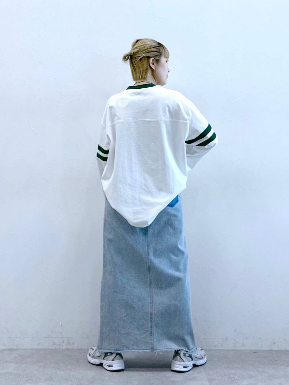 ブルー系のデニムスカート、ホワイト系のTシャツ/カットソーを着用したレディースの冬コーディネートの6枚目の写真