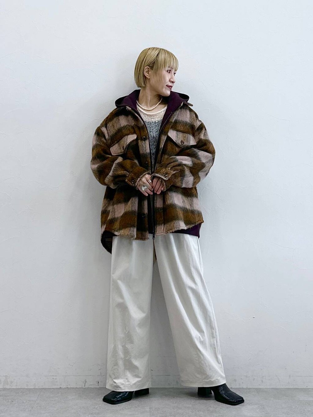 ホワイト系のTシャツ/カットソー、ホワイト系のチノパンツ、ピンク系のブルゾンを着用したレディースの秋コーディネートの4枚目の写真