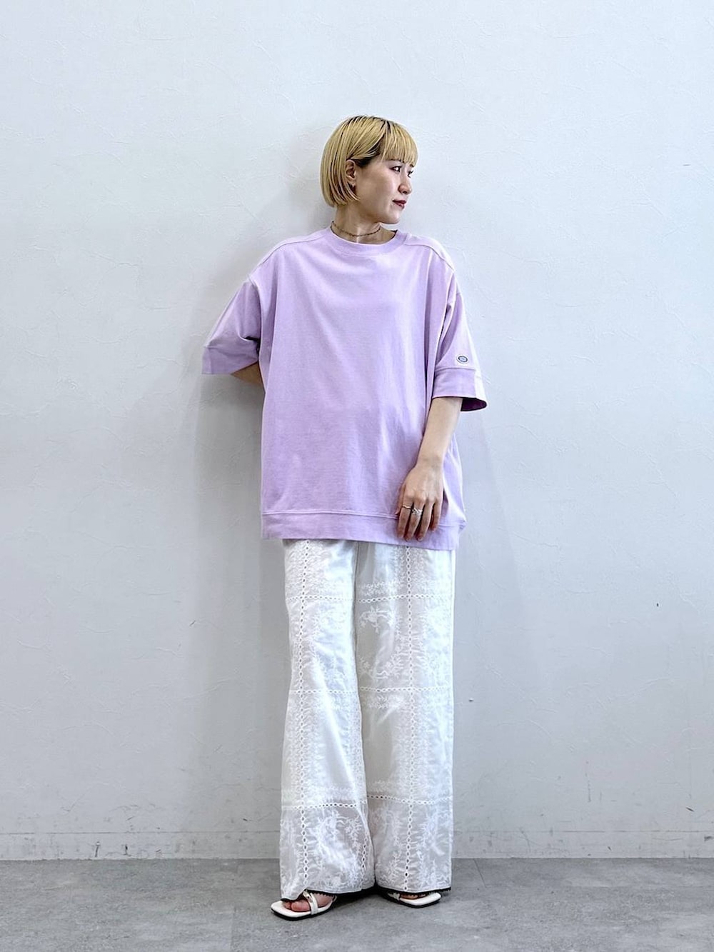 パープル系のTシャツ/カットソー、ホワイト系のその他パンツを着用したレディースの春コーディネートの4枚目の写真