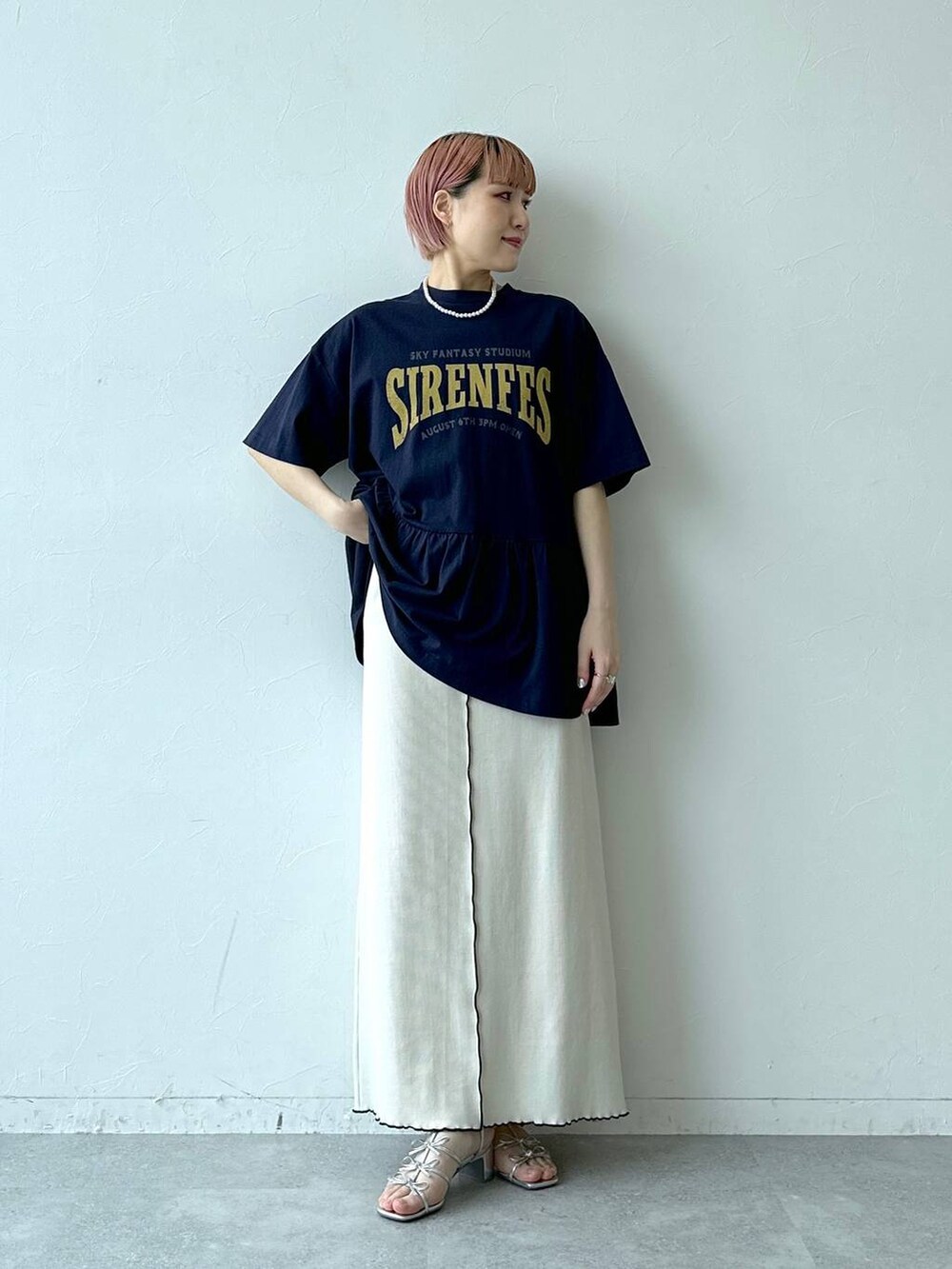 ブルー系のTシャツ/カットソー、ホワイト系のスカートを着用したレディースの春コーディネートの2枚目の写真