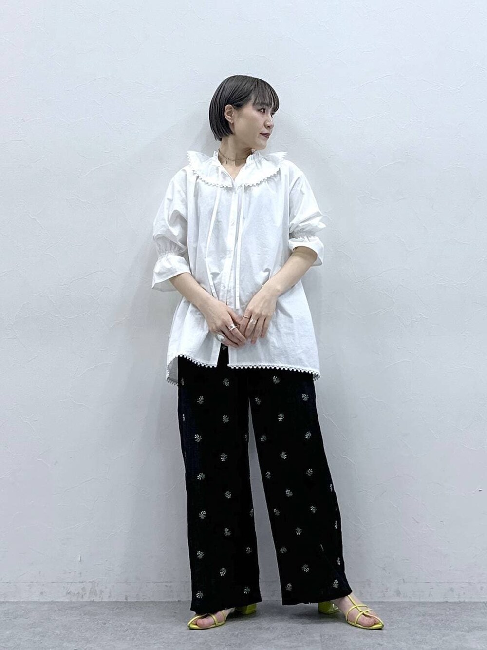 ブラック系のスラックス、ホワイト系のシャツ/ブラウスを着用したレディースの春コーディネートの3枚目の写真