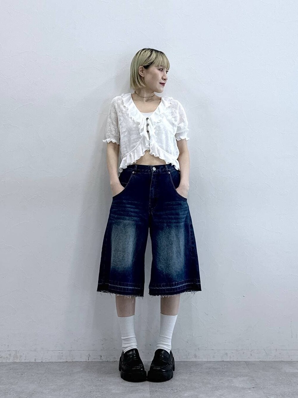 ブルー系のデニムパンツ、ブラック系のローファー、ホワイト系のカーディガン/ボレロを着用したレディースの夏コーディネートの2枚目の写真