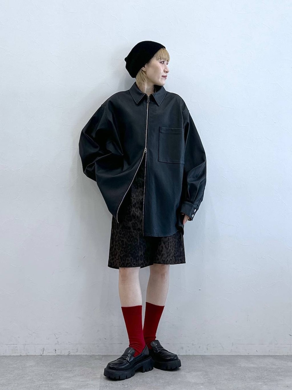 ブラック系のローファー、ブラック系のシャツ/ブラウス、グレー系のスラックスを着用したレディースの秋コーディネートの2枚目の写真