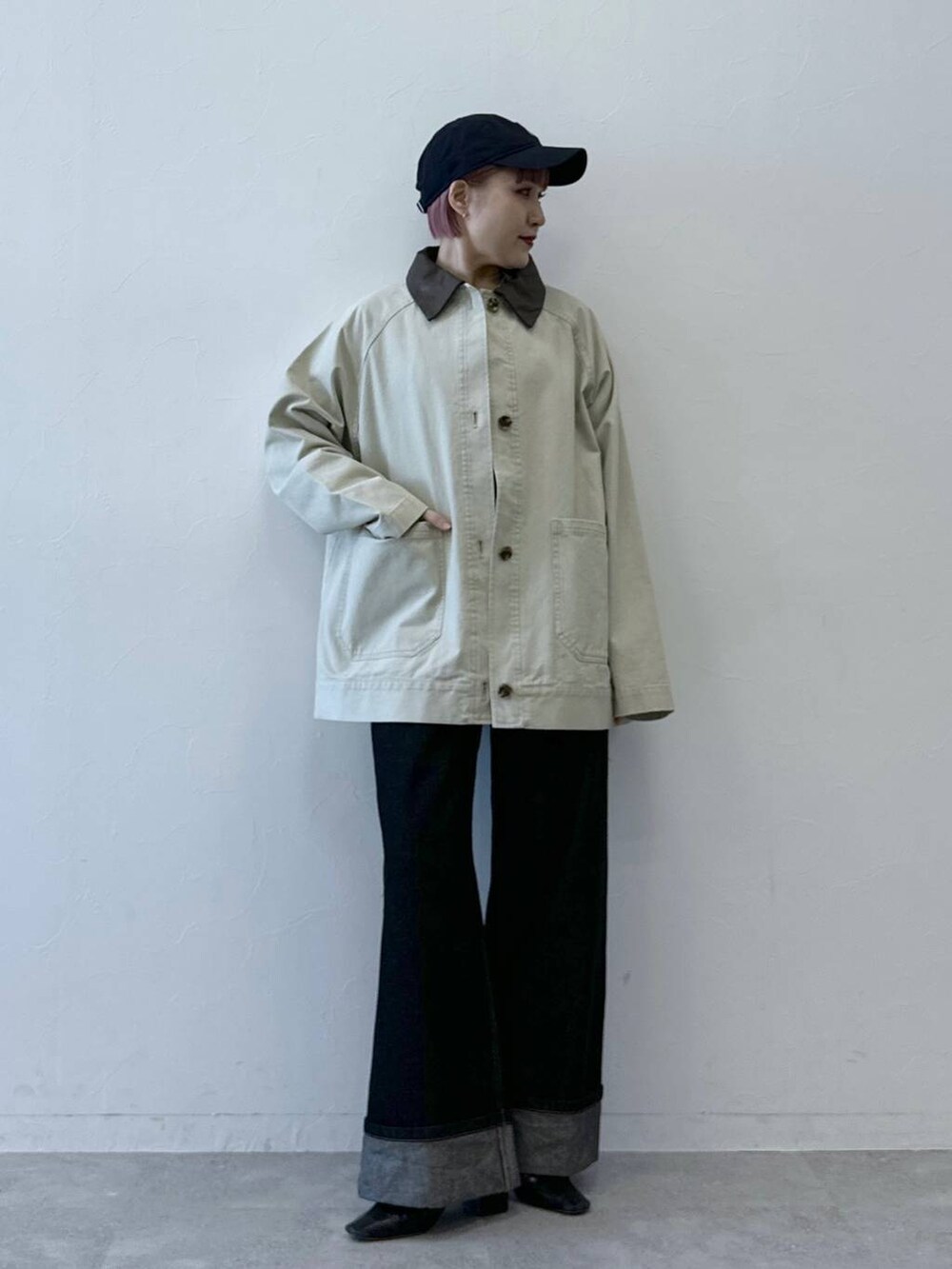 ブラック系のキャップを着用したレディースの冬コーディネートの3枚目の写真