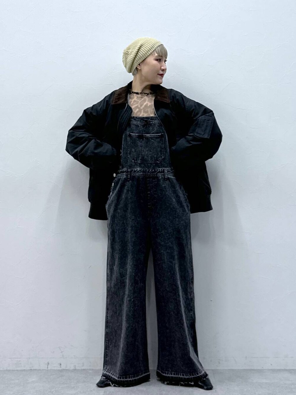 その他のTシャツ/カットソー、ブラック系のサロペット/オーバーオール、ブラック系のブルゾンを着用したレディースの秋コーディネートの2枚目の写真