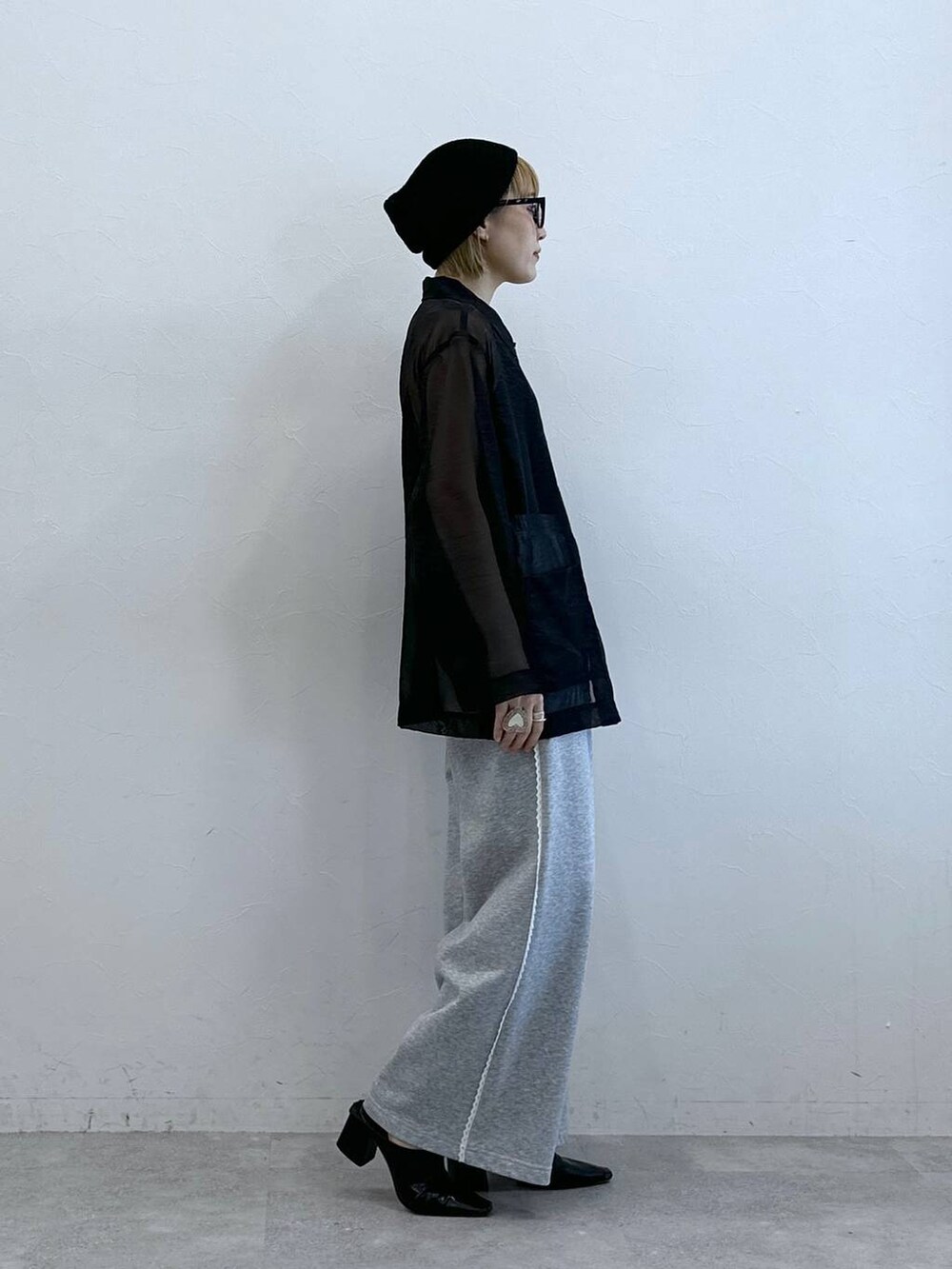 グレー系のスウェットパンツ、ブラック系のシャツ/ブラウス、ブラック系のニットキャップ/ビーニーを着用したレディースの夏コーディネートの6枚目の写真