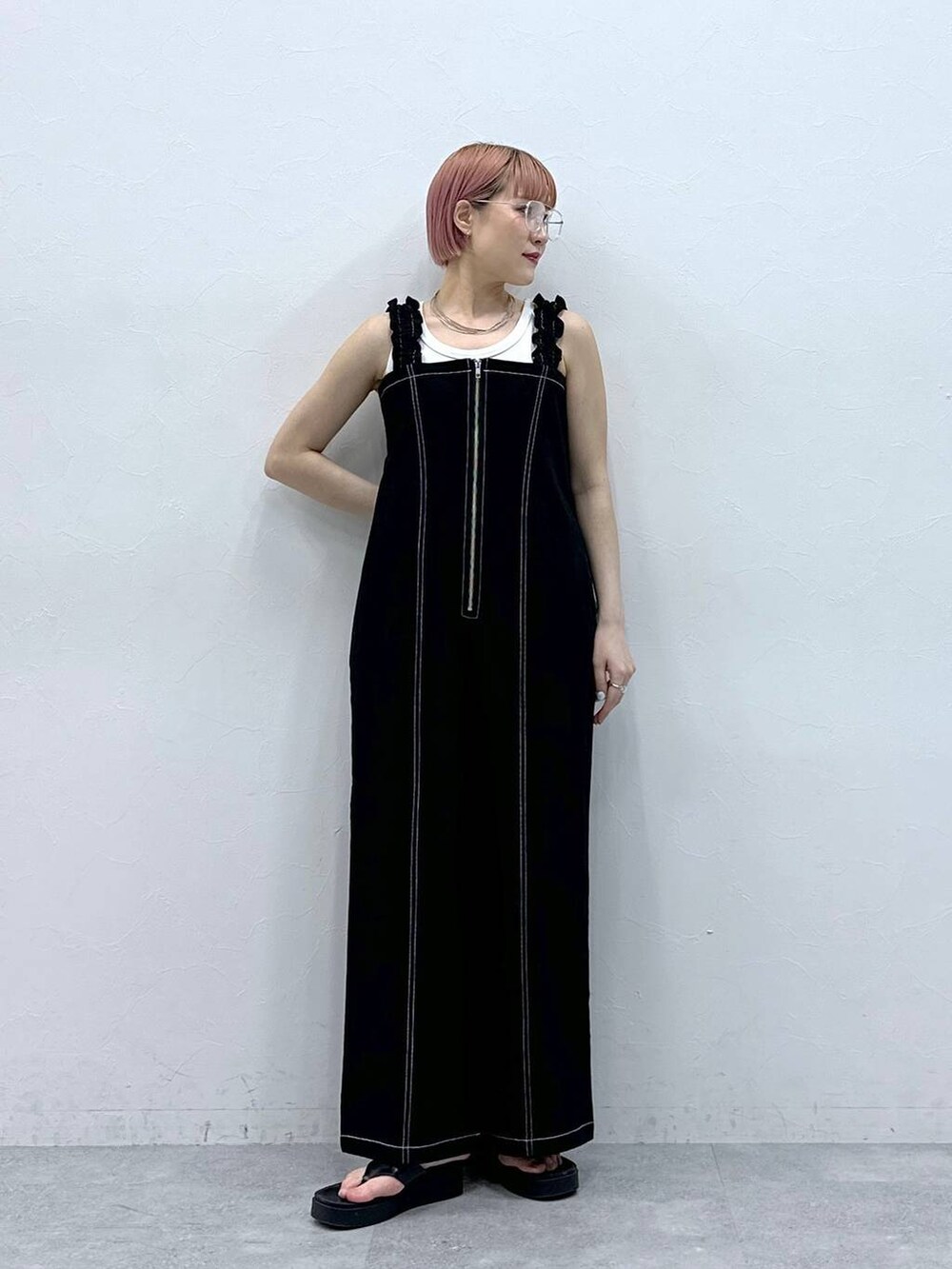 ホワイト系のタンクトップ、ブラック系のサロペット/オーバーオールを着用したレディースの春コーディネートの5枚目の写真