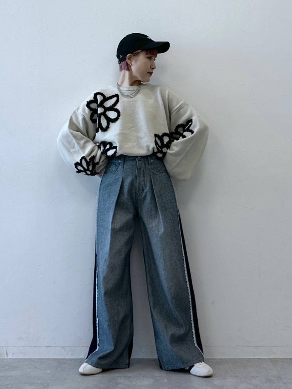 ホワイト系のニット/セーター、ブルー系のデニムパンツ、ホワイト系のスニーカーを着用したレディースの冬コーディネートの3枚目の写真