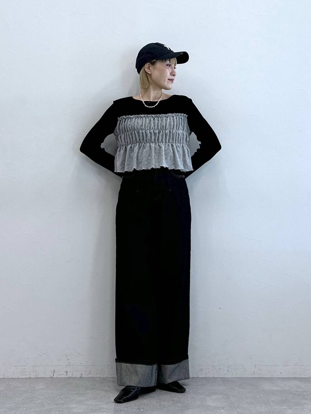 ブラック系のデニムパンツ、ブラック系のTシャツ/カットソーを着用したレディースの夏コーディネートの4枚目の写真