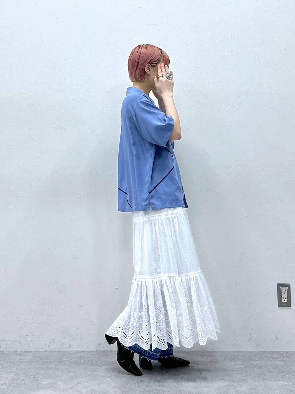 ブルー系のデニムパンツ、ブルー系のシャツ/ブラウス、ホワイト系のスカートを着用したレディースの春コーディネートの5枚目の写真
