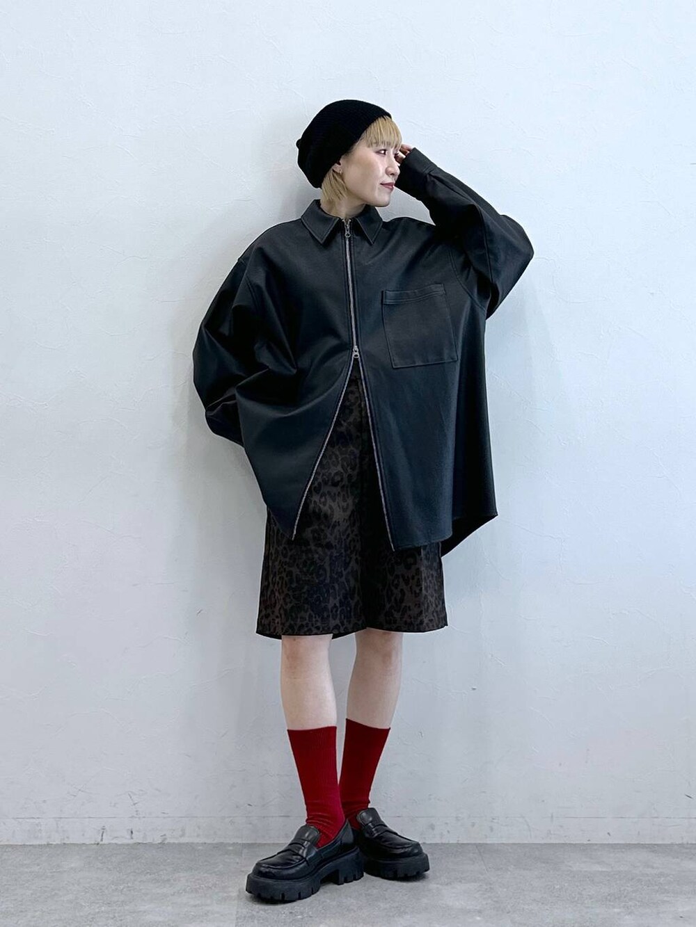 ブラック系のローファー、ブラック系のシャツ/ブラウス、グレー系のスラックスを着用したレディースの秋コーディネートの3枚目の写真