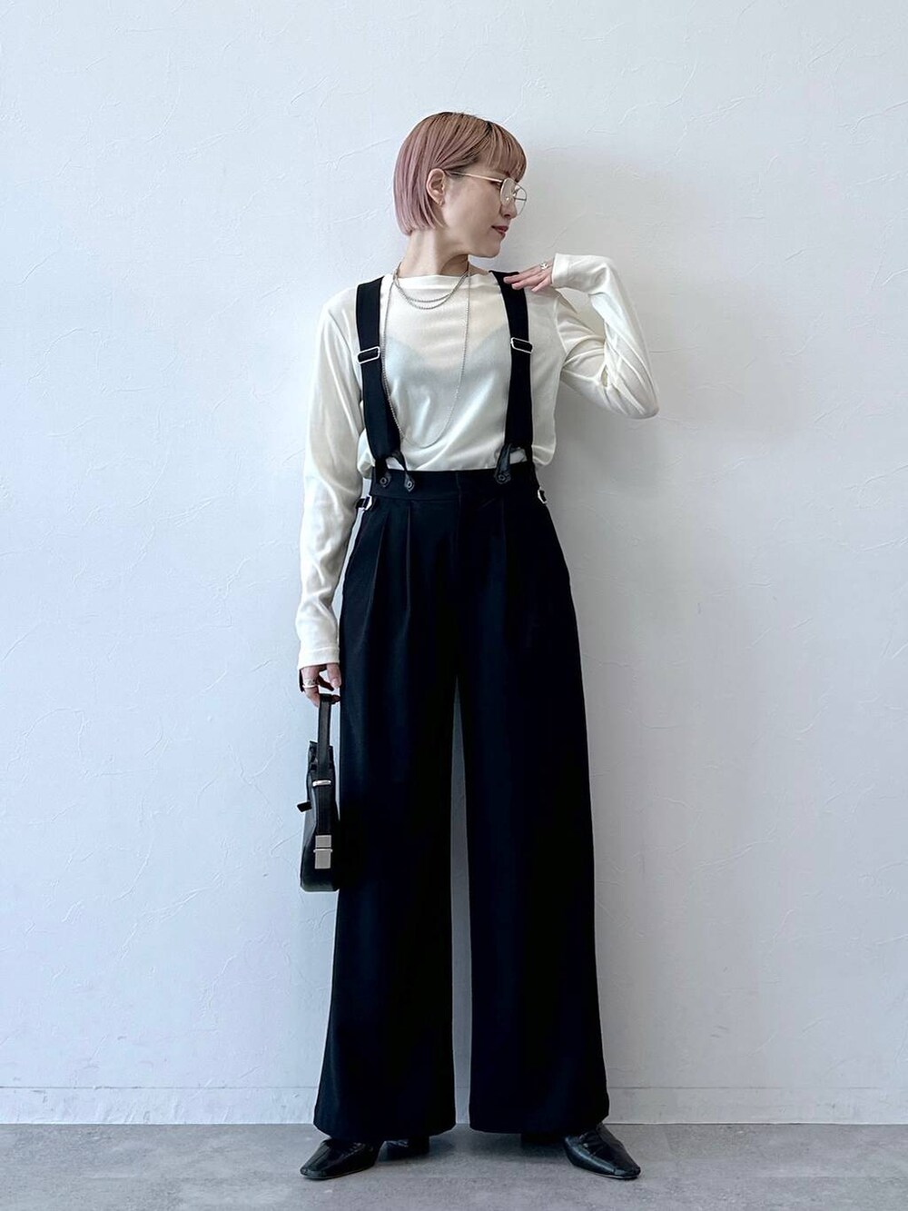 ホワイト系のTシャツ/カットソー、ブラック系のスラックスを着用したレディースの春コーディネートの4枚目の写真