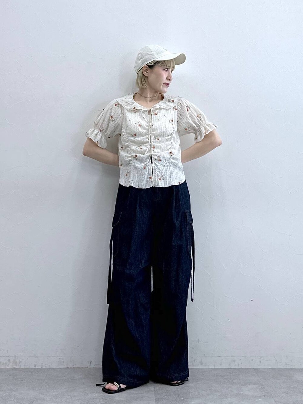 ホワイト系のシャツ/ブラウス、ブルー系のデニムパンツ、ブラック系のサンダルを着用したレディースの夏コーディネートの2枚目の写真