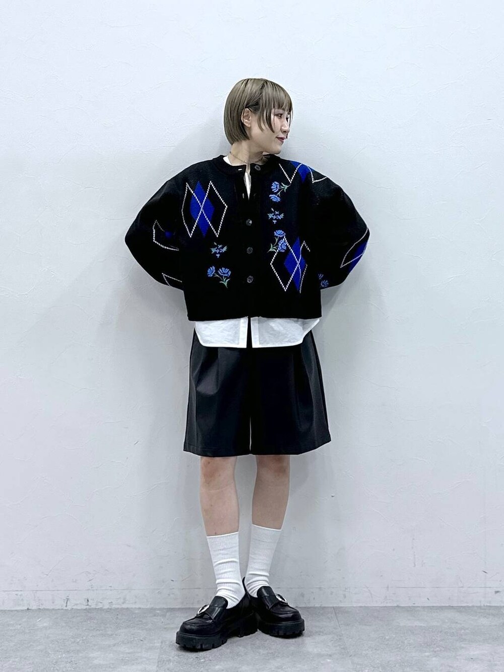 その他のローファー、ホワイト系のシャツ/ブラウス、ブラック系のその他パンツを着用したレディースの冬コーディネートの4枚目の写真