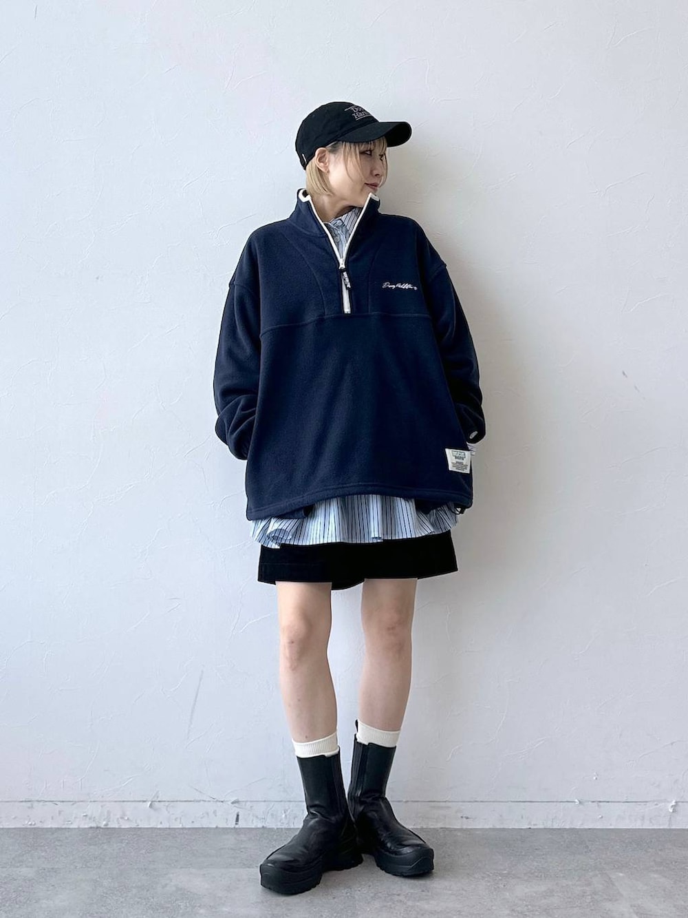 ブルー系のスウェット、ブルー系のTシャツ/カットソー、ブラック系のその他パンツを着用したレディースの秋コーディネートの2枚目の写真