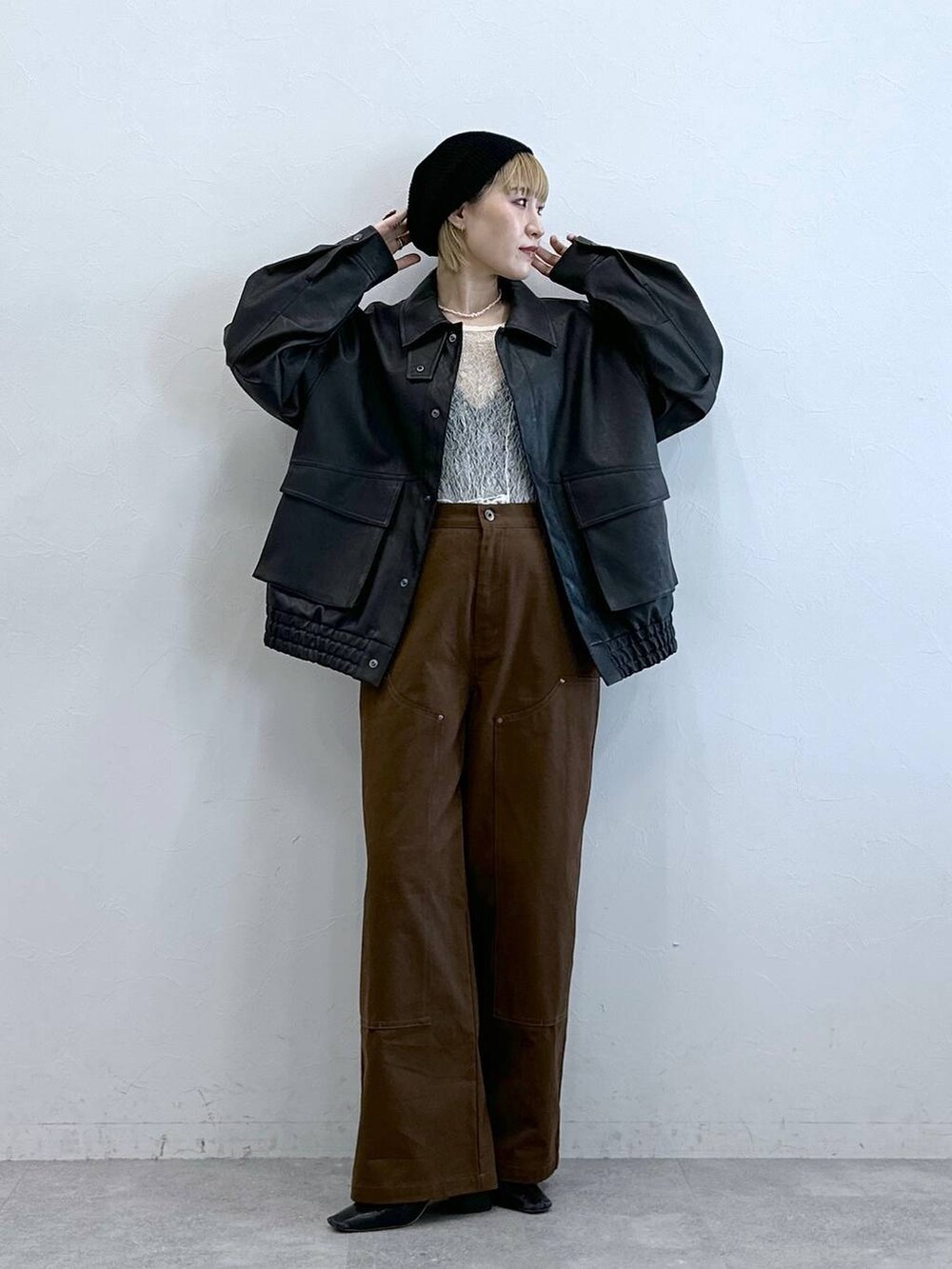 ホワイト系のTシャツ/カットソー、ブラウン系のチノパンツ、ブラック系のブルゾンを着用したレディースの夏コーディネートの3枚目の写真
