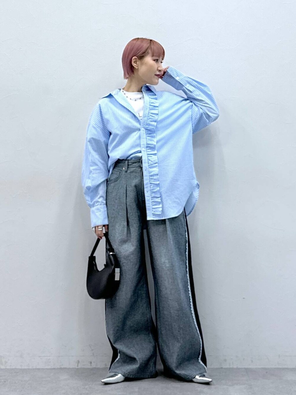 ブルー系のデニムパンツ、ブルー系のシャツ/ブラウス、ホワイト系のTシャツ/カットソーを着用したレディースの冬コーディネートの2枚目の写真