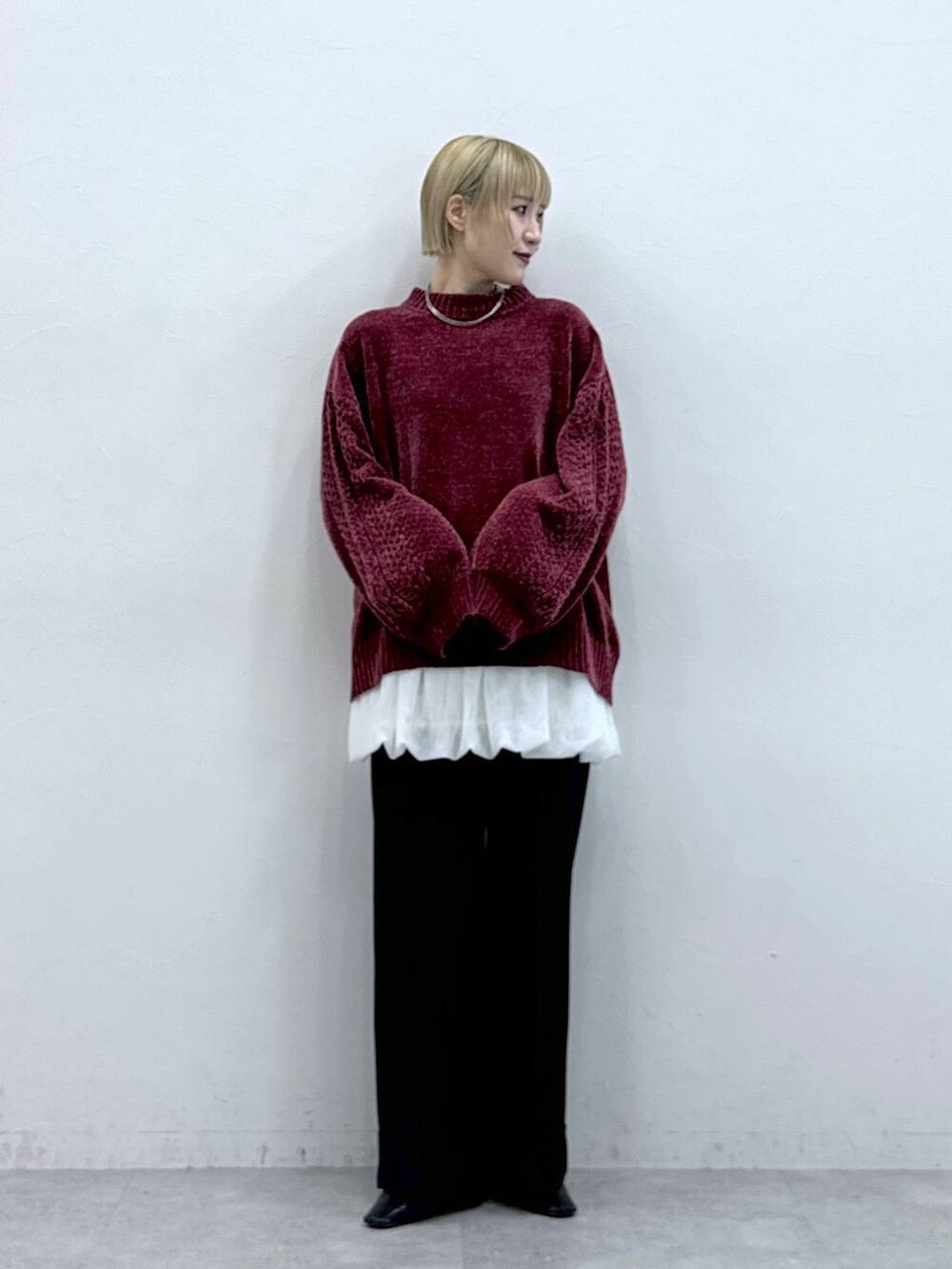 レッド系のTシャツ/カットソー、ホワイト系のスカート、ブラウン系のスラックスを着用したレディースの秋コーディネートの4枚目の写真