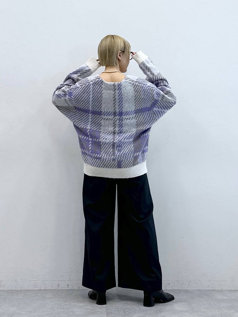 ブラック系のテーラードジャケット、その他のニット/セーター、グレー系のメガネを着用したレディースの秋コーディネートの7枚目の写真