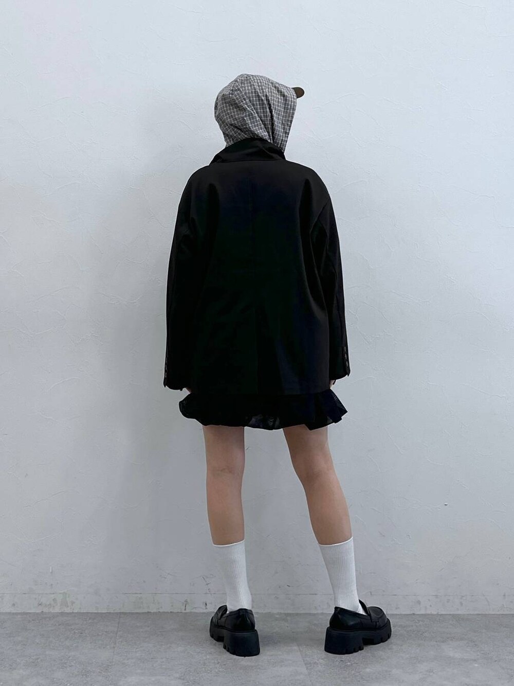 ブラック系のローファー、ブラック系のスカート、グレー系のシャツ/ブラウスを着用したレディースの秋コーディネートの6枚目の写真