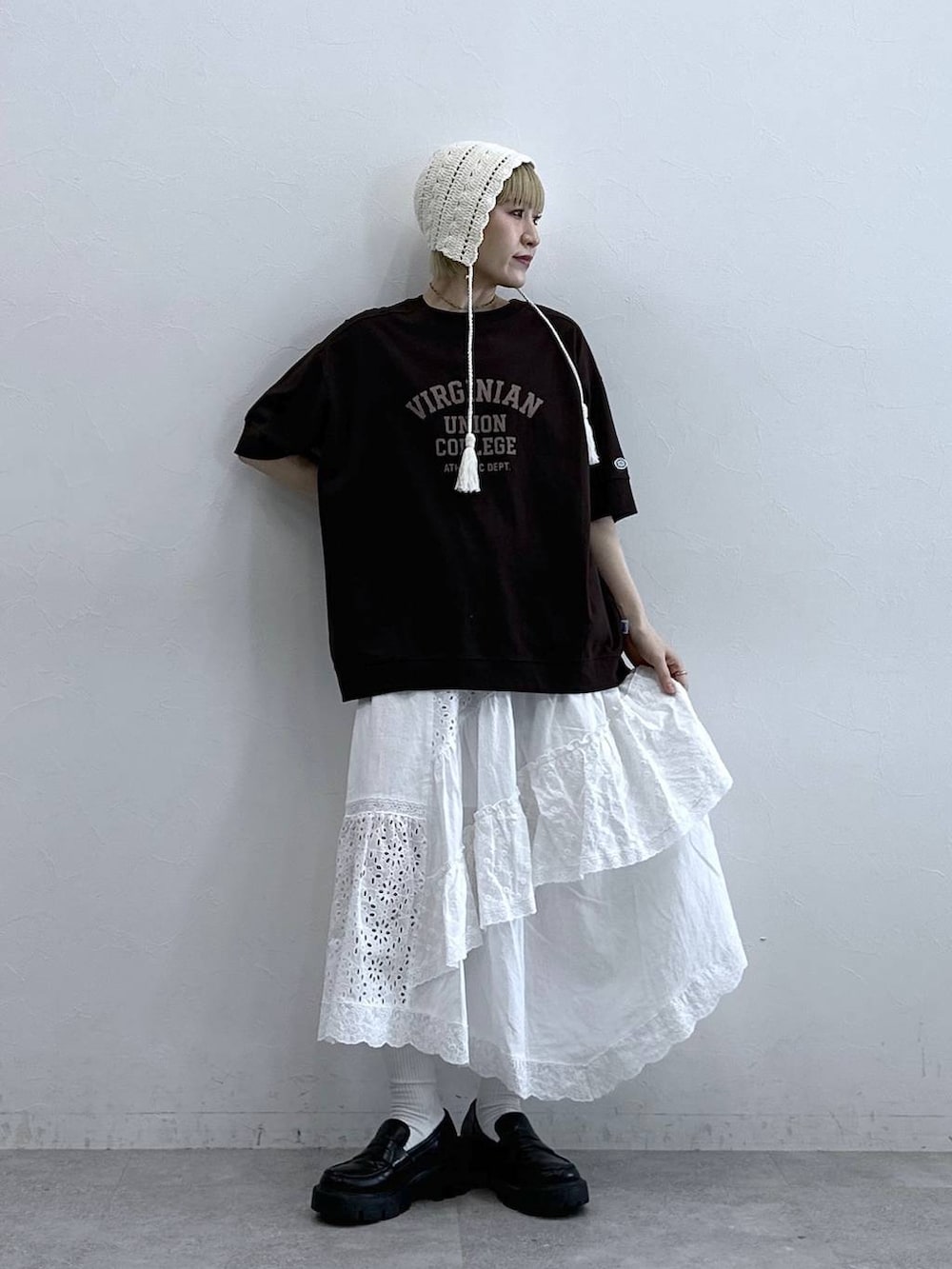 ホワイト系のスカート、ブラック系のローファー、ブラウン系のTシャツ/カットソーを着用したレディースの夏コーディネートの2枚目の写真