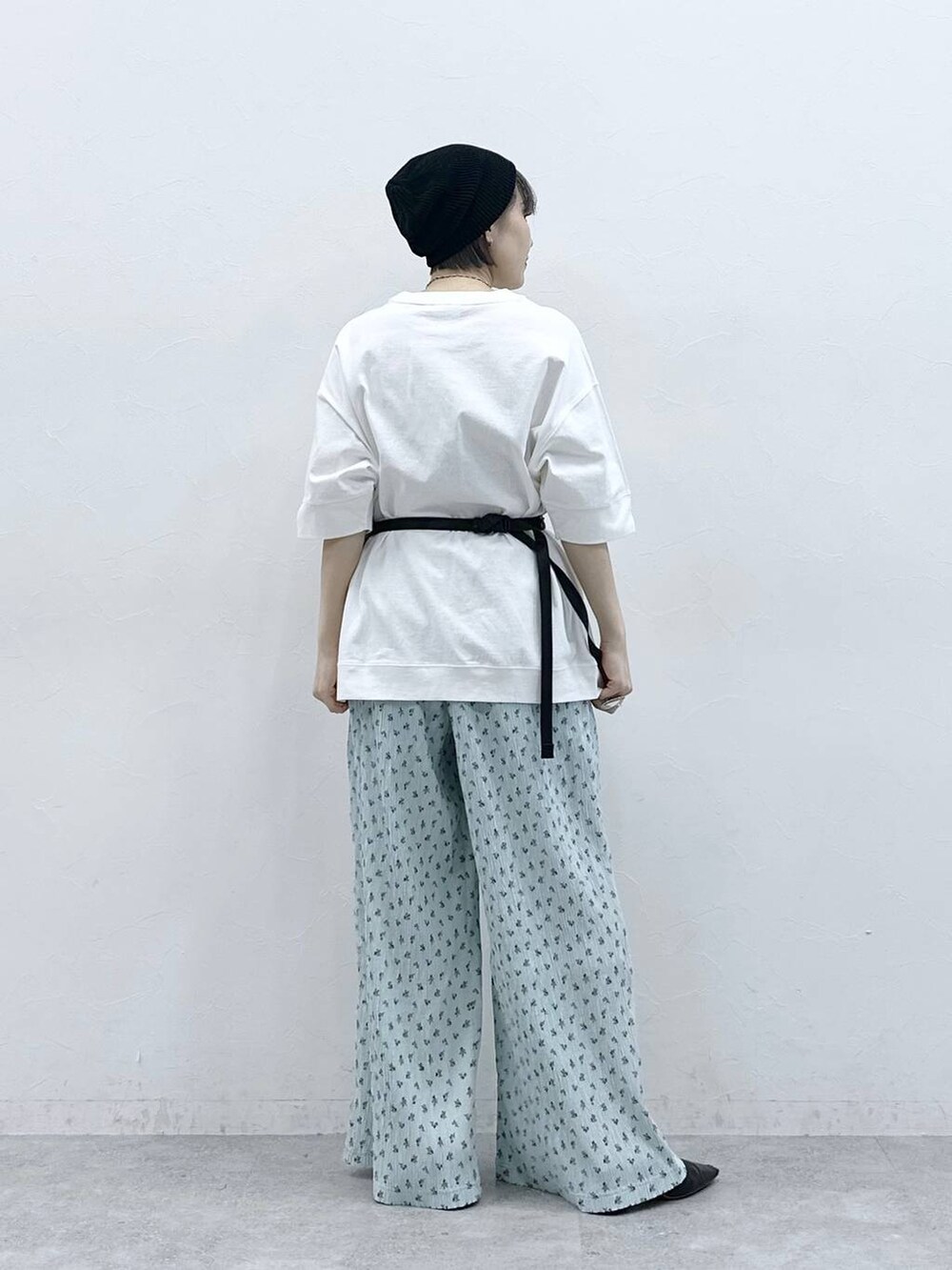 ホワイト系のTシャツ/カットソー、ブラック系のボディバッグ/ウエストポーチ、ブルー系のスラックスを着用したレディースの春コーディネートの5枚目の写真