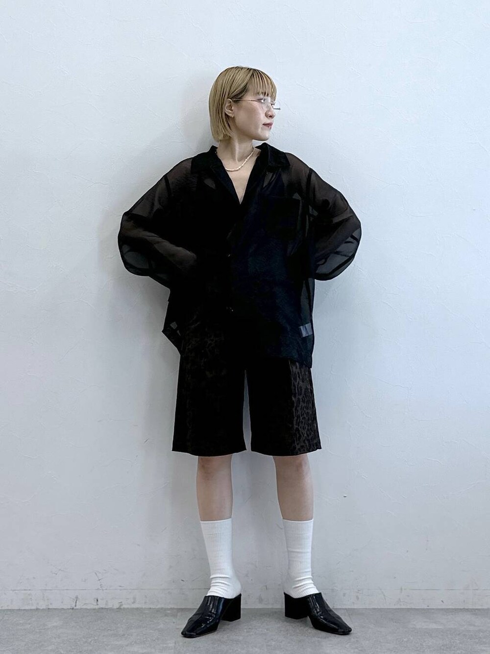 ブラック系のシャツ/ブラウスを着用したレディースの夏コーディネートの3枚目の写真