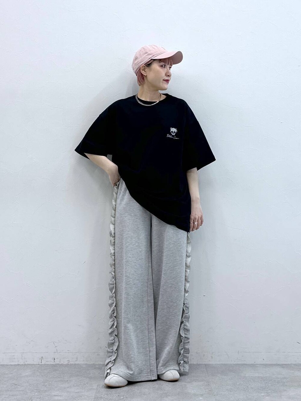 ホワイト系のスニーカー、グレー系のスウェットパンツを着用したレディースの春コーディネートの4枚目の写真