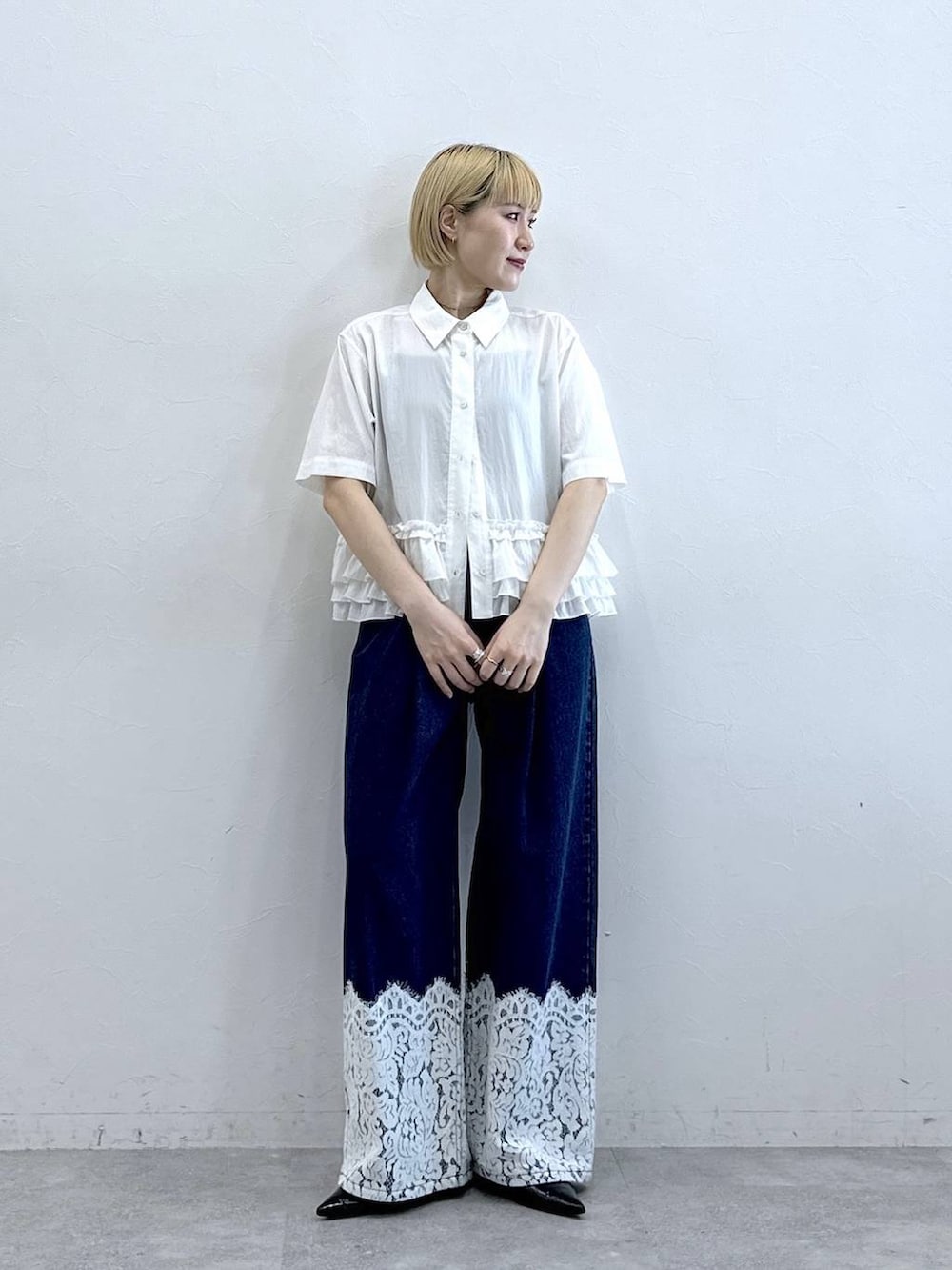 ブルー系のデニムパンツ、ホワイト系のシャツ/ブラウスを着用したレディースの春コーディネートの4枚目の写真