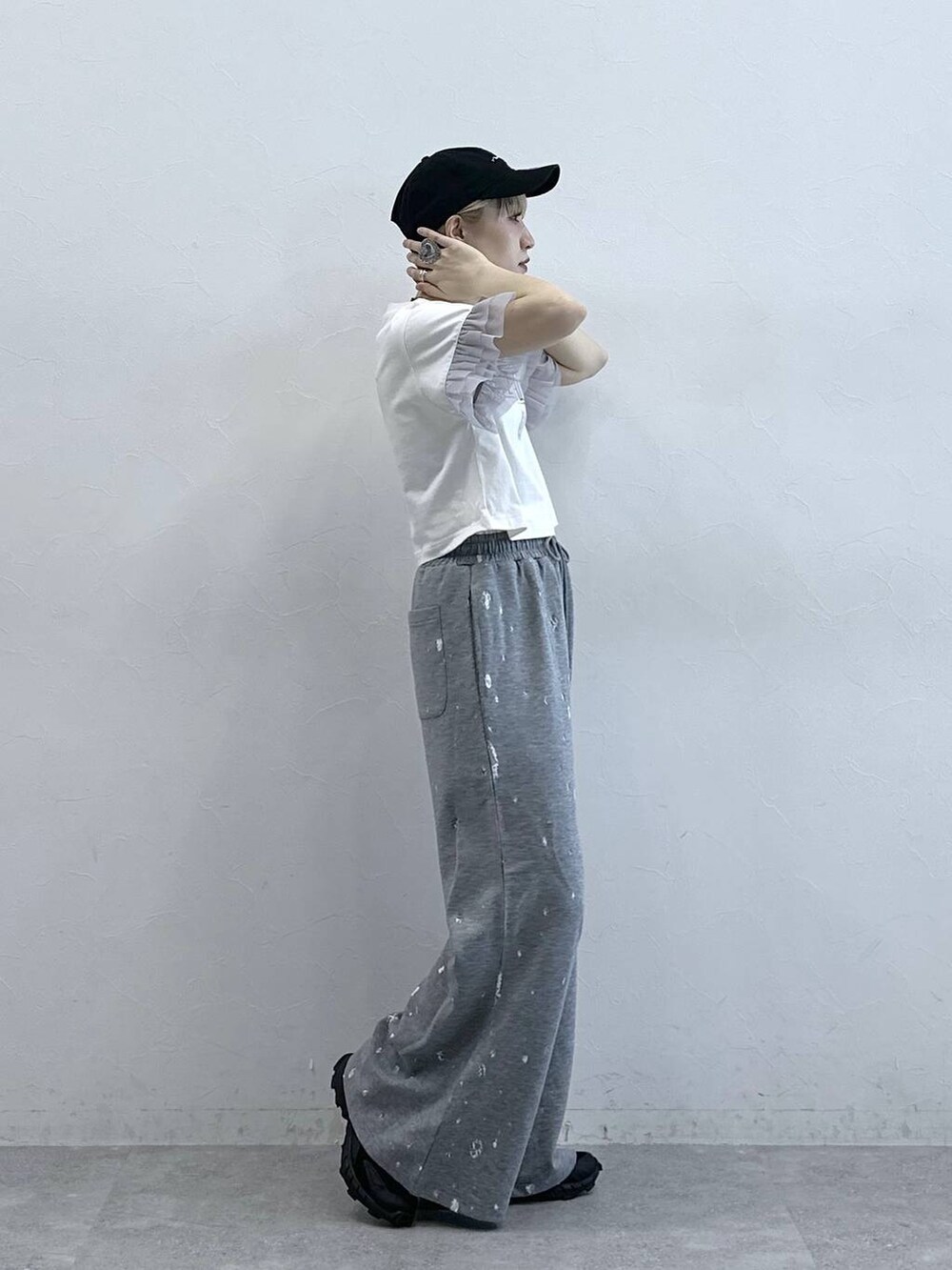 ホワイト系のTシャツ/カットソー、グレー系のスウェットパンツを着用したレディースの春コーディネートの4枚目の写真