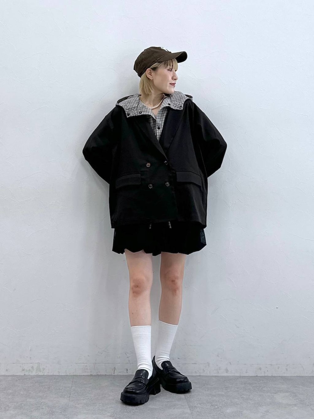 ブラック系のローファー、ブラック系のスカート、グレー系のシャツ/ブラウスを着用したレディースの秋コーディネートの2枚目の写真