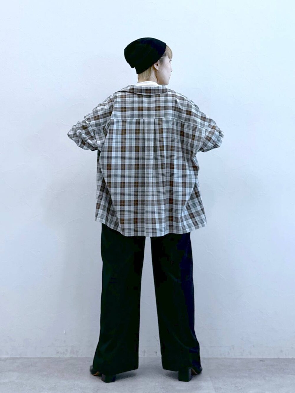グレー系のシャツ/ブラウス、ブラック系のサロペット/オーバーオールを着用したレディースの冬コーディネートの4枚目の写真